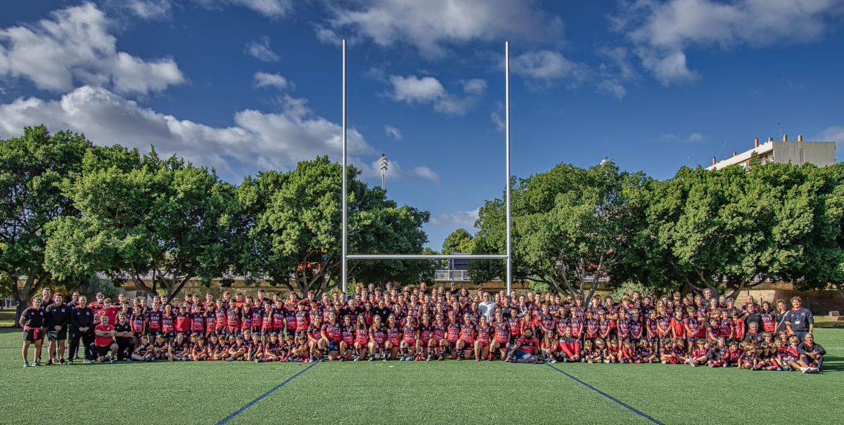 CaurugbyVLC's tweet photo. 📣 Hemos aprovechado este fin de semana 🏉 para hacerlos la tradicional foto 📸 de familia del CAU Rugby Valencia  2023-2024 y también las de los equipos de nuestra Escuela 😃👏
¡Cada vez somos más! ➕
#SomCAU ❤️🖤

 Foto: @juancarlospe https://t.co/pMF1aMcgw3