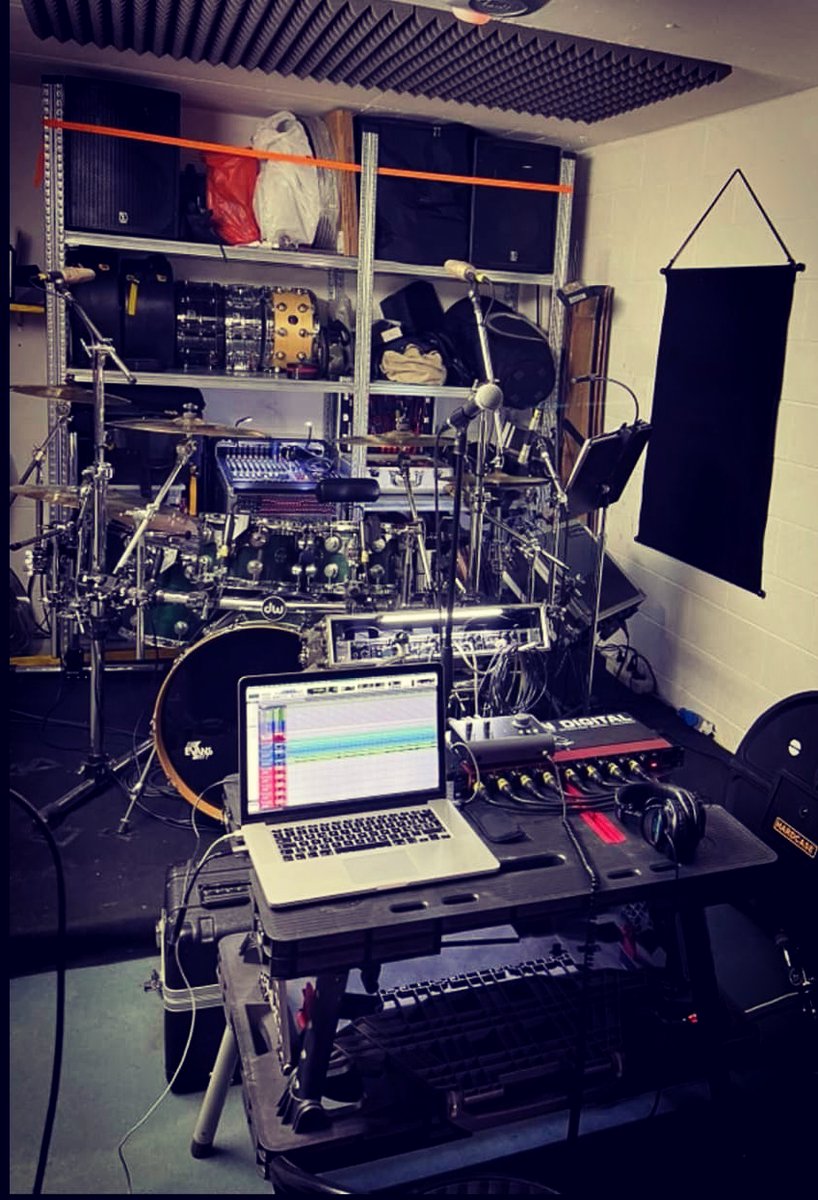 Alisnontarsis's tweet photo. Still recording drums in Tuscany for my new album. A very special thanks to Alessandro Gerbi (CSI, Diaframma, Vidia) and Nicola Serena for the great session! 🪇
#drums #Tuscany #CSI #Diaframma #Vidia #kodemondo #inquiete #noinoncisaremo #macistecontrotutti https://t.co/jTH8Nxi6Gx
