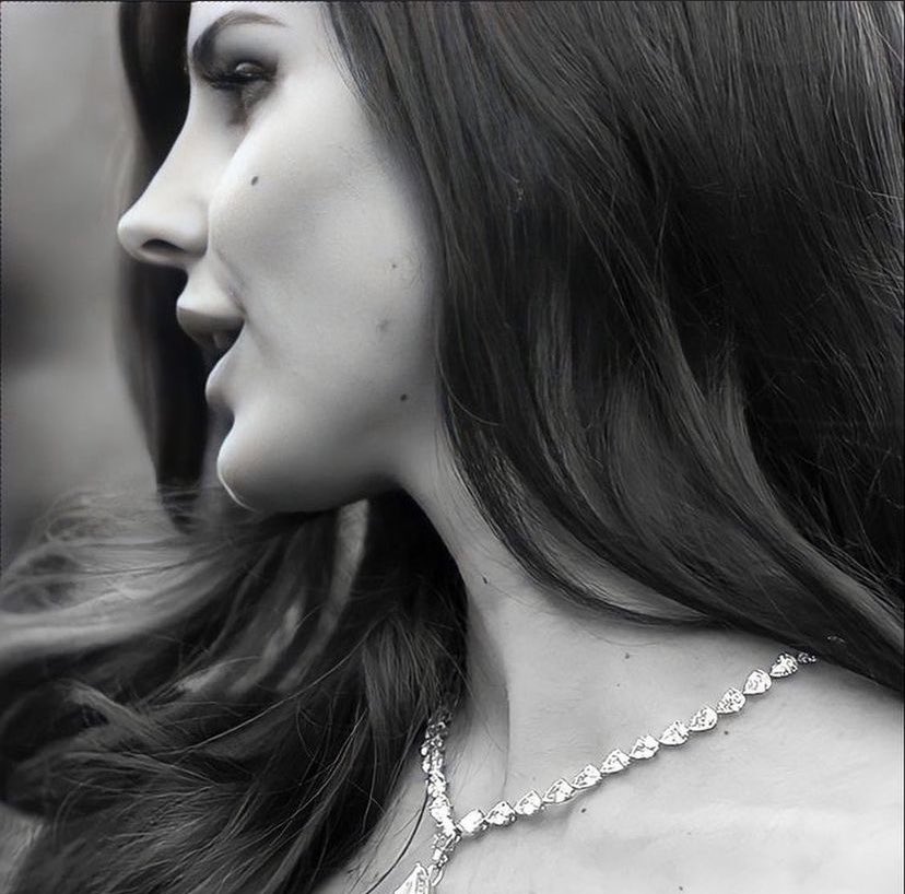 CinamonSluh's tweet photo. Lana Del Rey’s side profile is 🤌🏼 *chefs kiss* https://t.co/c823IwLUZf