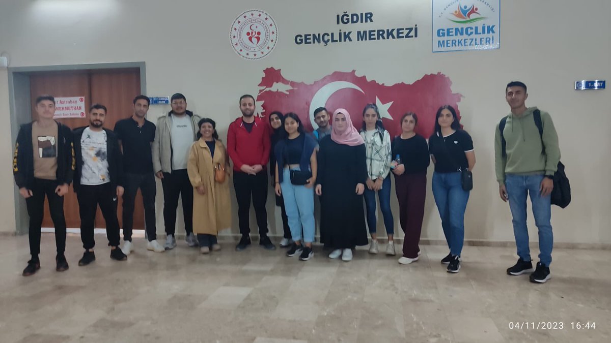 IgdirGM's tweet photo. Eğitmenimiz Rahman  DERYA, bugün Sağlıklı Yaşam Ve Spor Atölyesi kapsamında Acil Durum ve Afet Timinde yer alan gençlerimize Afet  ve Acil Durum Farkındalık  Eğitimi  verildi.🦺🚑🚨🏥🚓

#AcilDurumveAfetTimi
#SağlıklıYaşamveSporAtölyesi https://t.co/593BBqaDuI