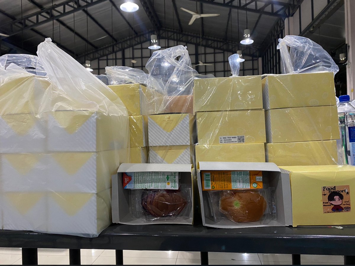 ppnaravit_home's tweet photo. Food support @ppnaravit 
#WeAreSeries Q1

มื้อเย็นมาแล้ว ปูตัวโตๆ อาหารทะเลแบบจัดเต็ม พร้อมโดนัท สำหรับเจ้าปอนด์ กับเพื่อนๆและพี่นิว ทำงานกันมาทั้งวันพักทานอาหารอร่อยๆกันก่อนค่า 🥰

พร้อมเสิร์ฟ snack box ให้พี่ๆ ทีมงานด้วยค่าบบบ 😋😍

ขอบคุณผู้สนับสนุน @phisawtabow 

#ppnaravit https://t.co/KPa9Rxct2z