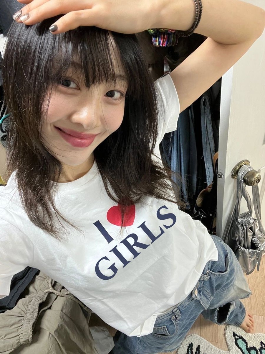 RlNGMABELL's tweet photo. HER SHIRT ??? https://t.co/LOJDg4HE4H