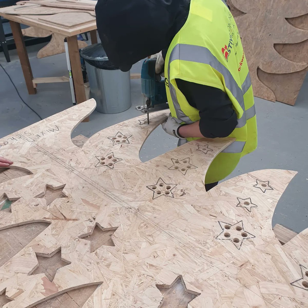 The Rockwell team progressing with there trees🎄 cutting out there stars 🌟 to add to the design @AngusCouncil @apprentice_scot @CITB_UK @ColemanDundee @Craig4TheFerry @dundee_angus @DundeeCouncil @shewittDA @RockwellSchool @ShonaRobison @scotent