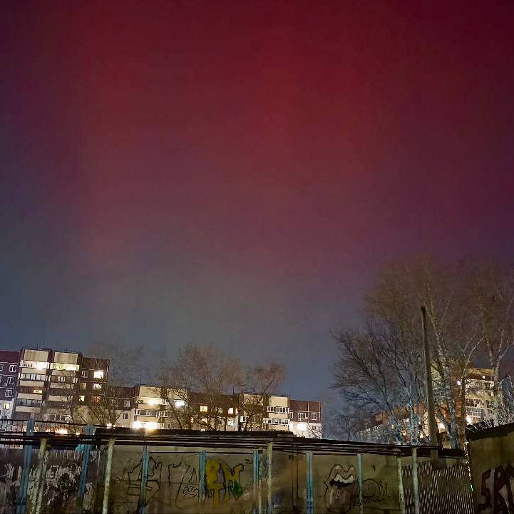 Апокалипсис и северное сияние в Поволжье.
В деревне недалеко от Ульяновска вот так. Метеозависимые живите.