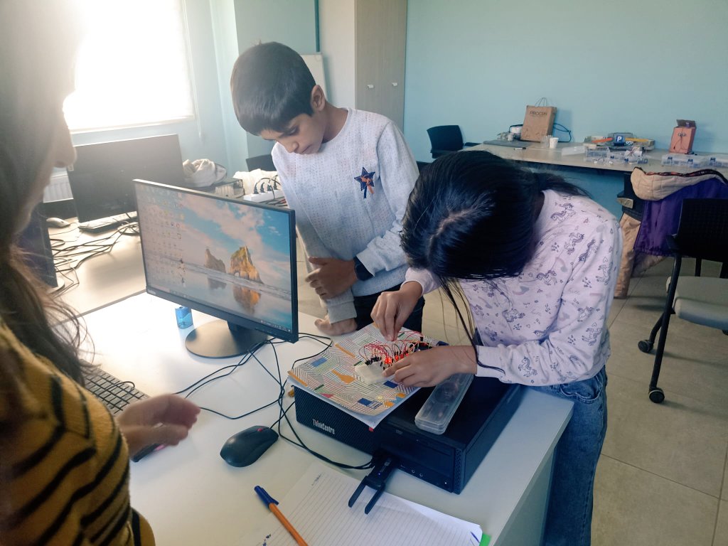 GSB_VangoluGM's tweet image. 🤖 Robotik ve kodlama derslerimiz, Arduino ve blok tabanlı kodlama eğitimleri ile devam ediyor.
Geleceğe yön vermek istiyorum diyenleri merkezimize bekliyoruz 🥳
#GSBGM
#RobotikKodlama