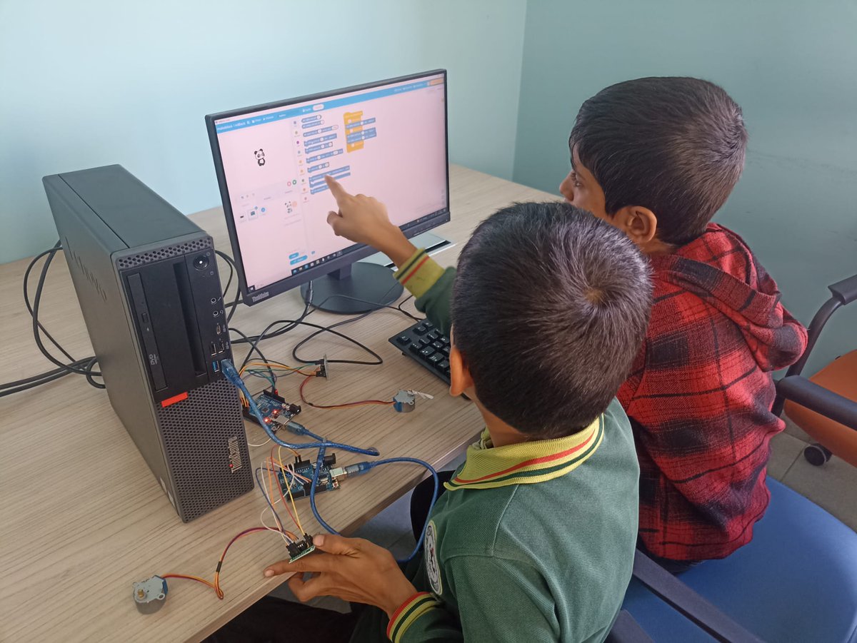 GSB_VangoluGM's tweet image. 🤖 Robotik ve kodlama derslerimiz, Arduino ve blok tabanlı kodlama eğitimleri ile devam ediyor.
Geleceğe yön vermek istiyorum diyenleri merkezimize bekliyoruz 🥳
#GSBGM
#RobotikKodlama