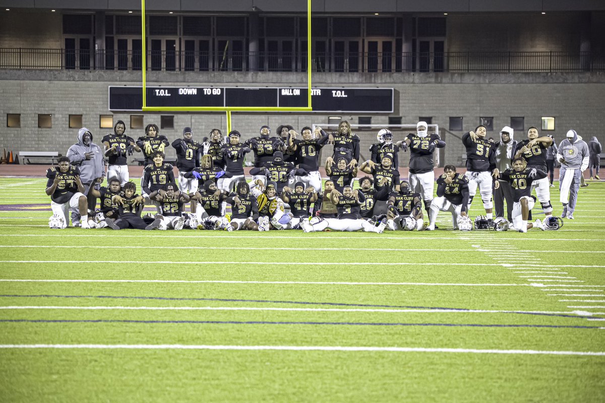 coach_traylor's tweet photo. Will this South Oak Cliff 2024 Class lead us into  immortality? This class has  a very large  task ahead to not only go for three but has the potential to be the largest signing class in South Oak Cliff History. Do you have a Golden Bear on your future roster? #SOCNATION https://t.co/wX5ebToxfJ