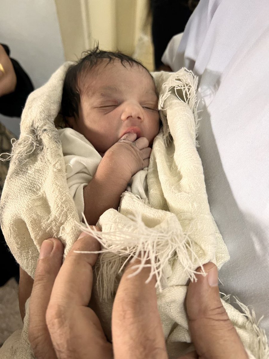 هذه الطفلة حديثة الولادة، أخرجت من تحت ركام مسجد الصابرين اليوم حية، تضع يدها في فمها من الجوع والعطش ~
