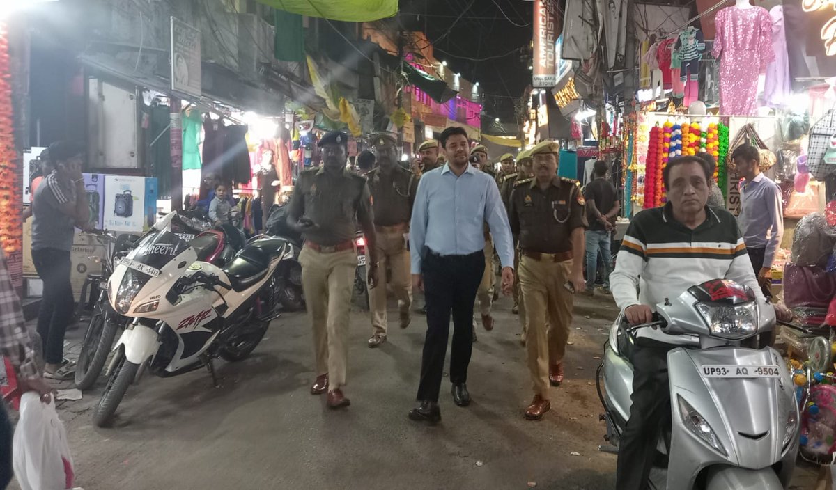Jhansi_DM's tweet photo. आज सायं आगामी दीपावली पर्व के दृष्टिगत SSP महोदय के साथ थाना कोतवाली अंतर्गत मिनर्वा, रानी महल एवं मानिक चौक आदि स्थानों पर पुलिस बल के साथ पैदल भ्रमण किया। साथ ही शांति/कानून व्यवस्था को देखा एवं आवश्यक निर्देश दिए।
@InfoDeptUP 
@UPGovt 
@CMOfficeUP 
@ChiefSecyUP https://t.co/uoxJmYzfJ1