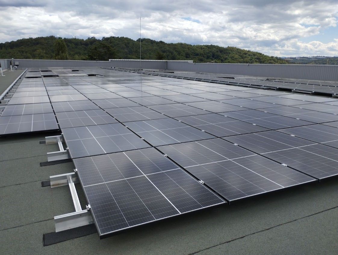 ☀️ Sous le soleil lyonnais, ce spécialiste en froid industriel et en traitement de l'air rayonne avec sa nouvelle centrale #photovoltaïque en #autoconsommation ! 🔌 

💡 Pour voir d'autres réalisations  buff.ly/3MrbVoM  

#FroidIndustriel #TraitementDAir