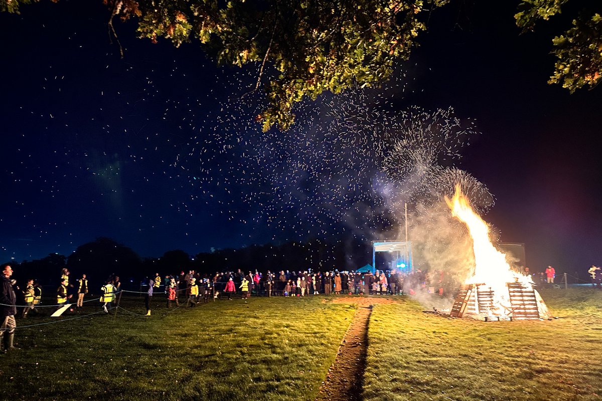 SJBWindsor's tweet image. 🎆 Thanks to all the #SJBWindsor families and friends for lighting up the night with us at the St John&apos;s Beaumont fireworks party! It was a fantastic evening with a cracking bonfire, delicious mulled wine  and a sparkling display of fireworks! ✨ 
📸 @rachaelhertzkephotography
