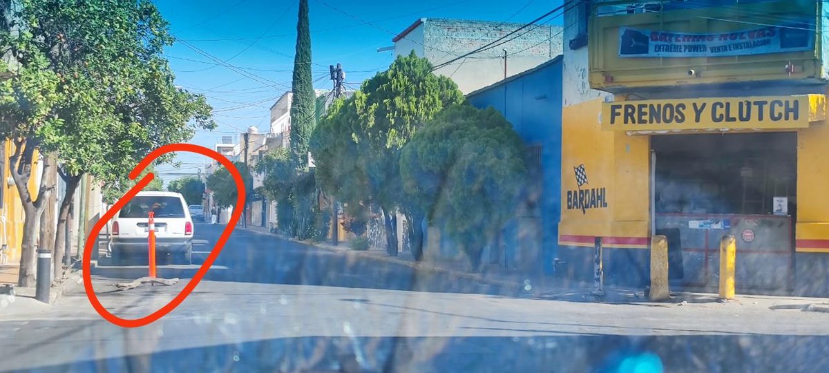armas_load's tweet photo. Taller de frenos tiene lugares apartados y muy sucio de aceites esquina de Frías y Angulo.
@PoliciaGDL @GdlMovilidad @GuadalajaraGob https://t.co/XYtV9Lx5Oj