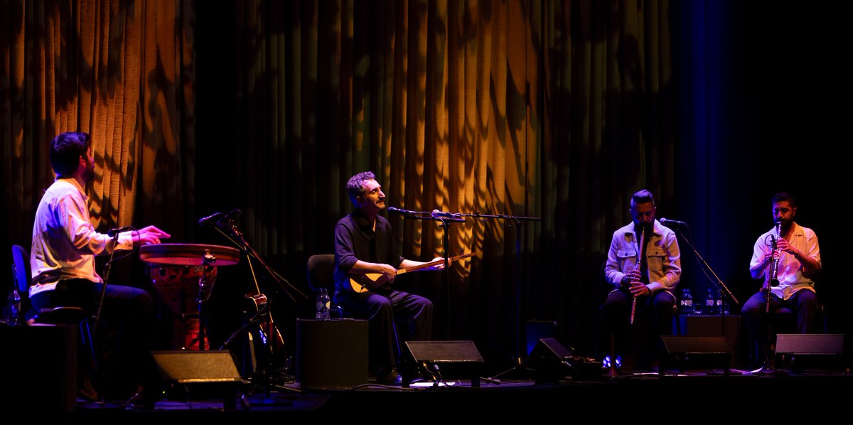 Uma história musical de 150 anos da Anatólia Oriental passou pelo Grande Auditório num concerto inesquecível com Ali Doğan Gönültaş (Voz, Guitarra, Tambur), Firat Çakilci (Clarinete), Ali Kutlutürk (Percussão) e Emrah Oğuztürk (Duduk, Mey, Zurna, Kaval).