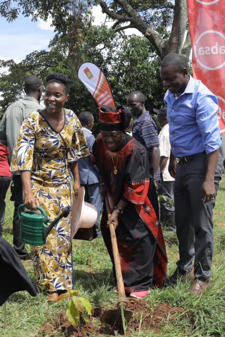 ROOTSUganda's tweet image. 🌳We cannot talk about tree restoration in Uganda without everyone playing their part.
🤝 Call +256782432048 to help us plant, 40m trees annually.   #RunningOutOfTrees #ROOTsInitiative #UgandaGreeningCampaign #Sustainability #TreePlanting #ProtectOurPlanet