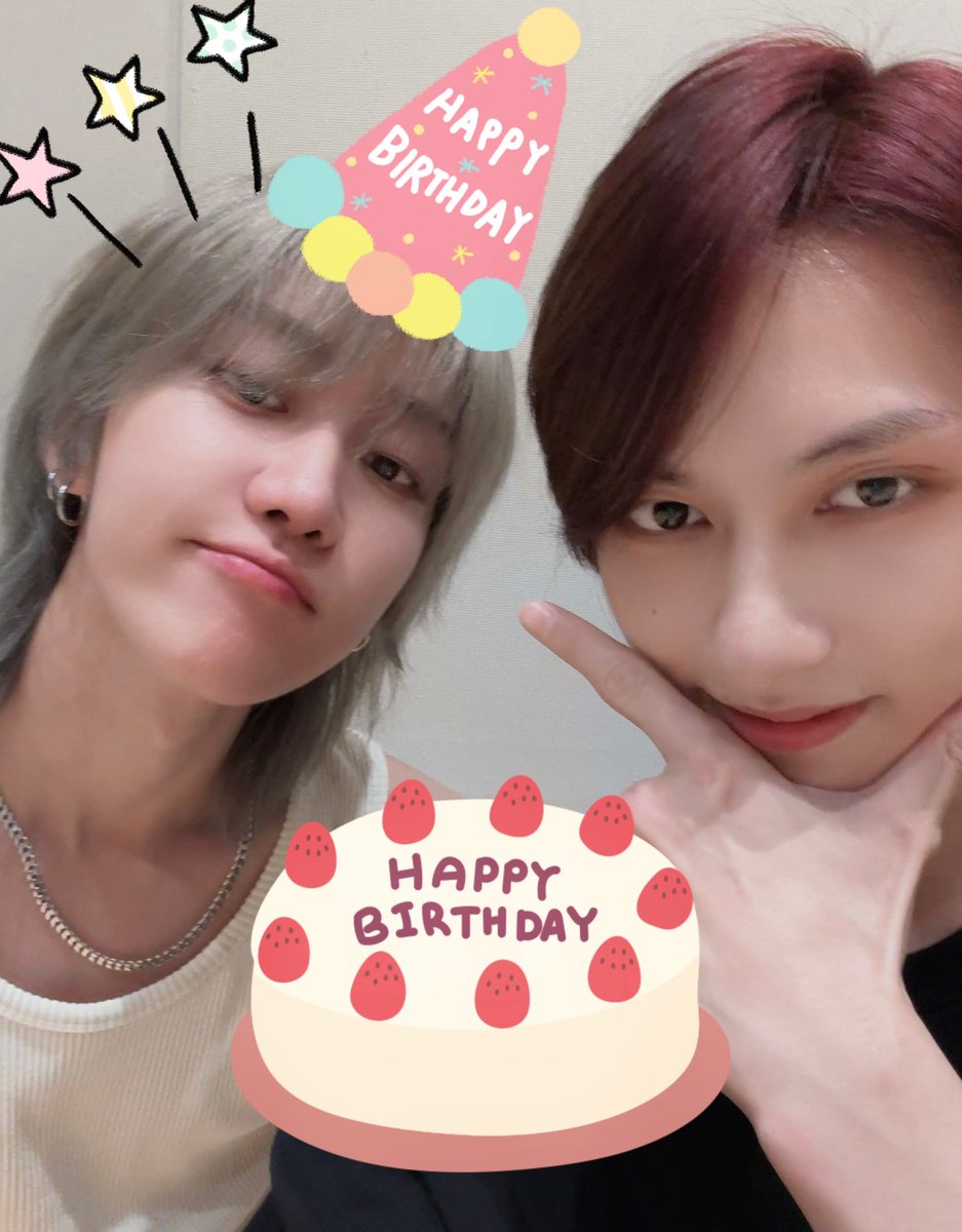 pudding_86's tweet photo. 어떤 남자
간지 지리게 영통 사진 캡쳐해서 올렸는데
어떤 남자는 자기 스타일대로 사진 뽀짝 스꾸해서 올린거 미치겠다 ㅋㅋ
잇휘 이거지예 ㅋㅋ https://t.co/PzVL1aIHF8