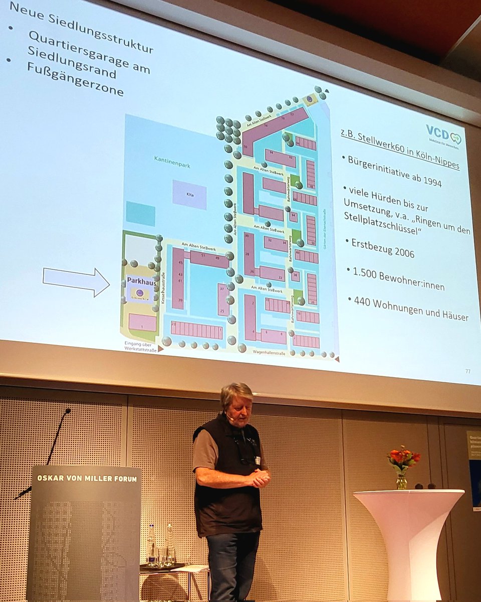 StadtGrune's tweet photo. Hans-Georg Kleinmann, @VCDev:
Das Mobilitätskonzept im „Stellwerk60“ hat den Flächenverbrauch um ca. 15 % reduziert: Eine Quartiersgarage am Rand ersetzt Stellplätze innerhalb der Neubausiedlung komplett. 
https://t.co/I2okOb0W6r https://t.co/XPbnbIpGM4