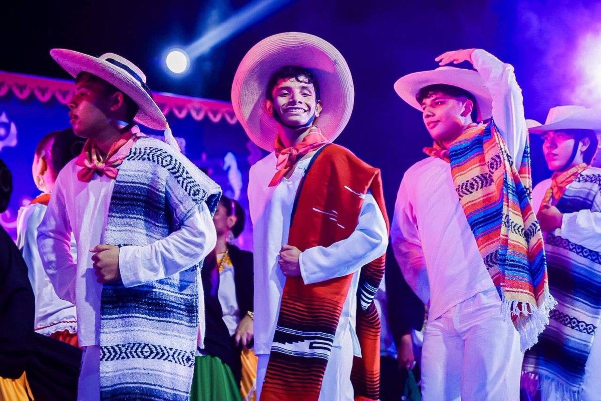 jorgexsa's tweet image. Mejor manera de cerrar el Festival de Día de Muertos imposible, en la cancha municipal con un programa que fue disfrutado por miles de personas. ¡Fue una noche increíble!