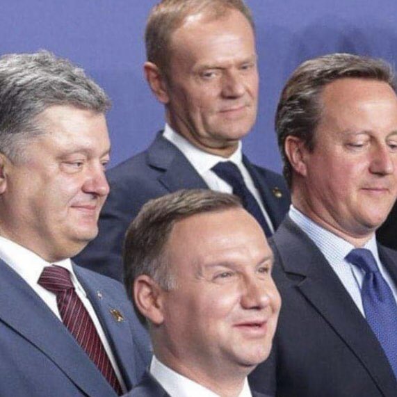 IIAnnaMagdalena's tweet photo. Jest w tym jakaś krępująca żenada, że Andrzej Duda, który przez 8 lat był popychadłem Kaczyńskiego, a dziś jest plasteliną w rękach Mastalerka, wciąż próbuje nam wmówić, że rozdaje karty. A Mastalerkowi się wydaje, że to rok 2015, jest twórcą zwycięskiej kampanii prezydenckiej i wystarczy wbić Dudę w rajtuzy do biegania, okulary, odchudzić i napisać ze dwa „orędzia”, żeby stworzyć nowego męża stanu i przyćmić Tuska. 🤦🏼‍♀️ Otóż, Andrzej Duda może być już tylko ciut mniejszym, albo jeszcze większym przeniewiercą i błaznem. I nie zmieni tego żadna strategia i żadne PRowe pomysły rozpisane na sztuczne pompowanie jego pozycji i leczenie podgniłego ego. Morawiecki zostanie ostatecznie z ręką w nocniku, upokorzony i obarczony winą za porażkę wyborczą i brak większości parlamentarnej. A Donald Tusk będzie premierem nowego rządu. ✌🏻W załączniku jedno z moich ulubionych ujęć. Adekwatne. 😉