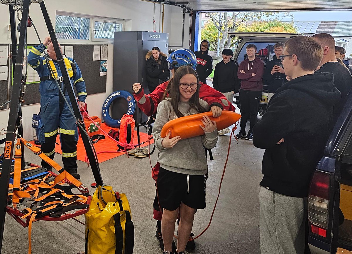 ArdrossanCRT's tweet image. The team recently welcomed students and staff from @AyrshireColl's Uniformed Services Course to learn more about the roles, responsibilities and capabilities of @HMCoastguard and the multi-agency world of emergency response #999Coastguard #Team999