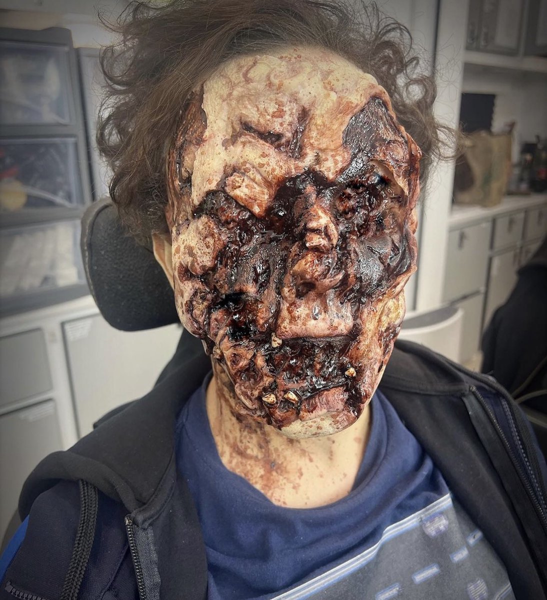 (FAKE GORE WARNING) Lead makeup artist Ashley Levy gives a closer look at Carl’s face post-Cupcake encounter from ‘FIVE NIGHTS AT FREDDY’S’ on her Instagram.
#FiveNightsAtFreddys #FNAF #FNAFMovie