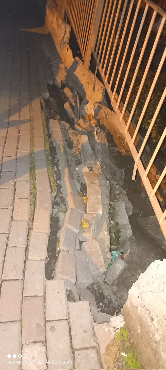 Değerli Yetkilim Değerli Belediyem 
Yavuzselim Mahallesi 991.Sokak Burcakkent Sitesi No:4/1 Önü Kaldırımlar Kaydı Duvar Kırıldı İnsanlar Kaldirimda Yureyemiyor 2 Kisi Düstü Burdan Ayagi Kaydi Lütfen Burayı Onarınız Çok Acil <a href="/BagcilarBld/">Bağcılar Belediyesi</a>  <a href="/BagcilarFen/">Bağcılar Fen İşleri</a>  <a href="/abdullahozdemir/">Abdullah Özdemir</a>