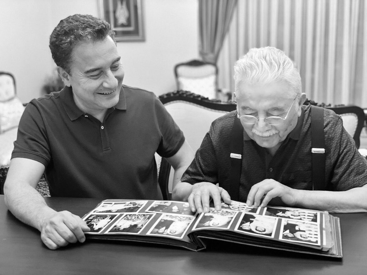 remzikaymakk's tweet photo. Genel Başkanımız Sayın Ali Babacan’ın muhterem babası Hilmi Babacan hakkın rahmetine kavuşmuştur. Mekanı cennet olsun inşallah
Genel başkanımıza ve Babacan ailesine sabırlar ve  başsağlığı diliyorum.
⁦@alibabacan⁩ https://t.co/hlBwFWxWJf