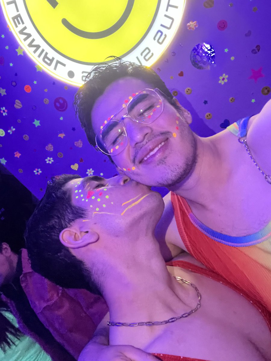 __ERAZO__'s tweet photo. Hoy cumplo 2 años con el novio 👬
♥️♥️♥️ https://t.co/aVKccGWQD6