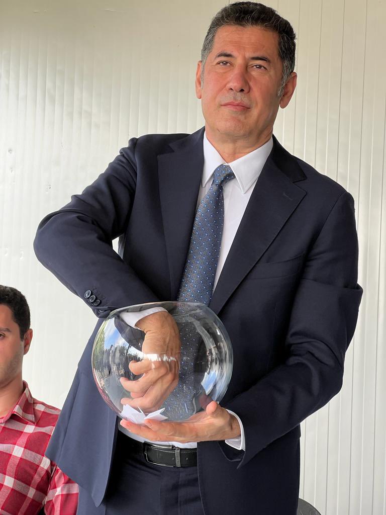 DrSinanOgan's tweet photo. Deprem sonrası hızlı bir şekilde organize olan ve deprem bölgesine yardımlar ulaştıran “Sinan Oğan Gönüllüleri” aynı zamanda felaketin yaralarını bir nebze olsun sarabilmek için Hatay Samandağ’da ahşap konteyner çarşısı da kurdu. Bugün Samandağı kaymakamımız ile hak sahiplerini kura ile belirledik, işyerlerinin anahtar teslimini gerçekleştirdik. Ahşap konteyner çarşının imalatını yapan CNR WOOD şirketi ve Samandağ Kaymakamımız başta olmak üzere emeği geçen tüm arkadaşlarımıza ve katkıda bulunan gönüllülerimize teşekkürlerimi bildiriyorum. 

İş yerleri hak sahiplerimize hayırlı olsun, Allah bol kazançlar nasip etsin inşallah.
@OAnGeliyor