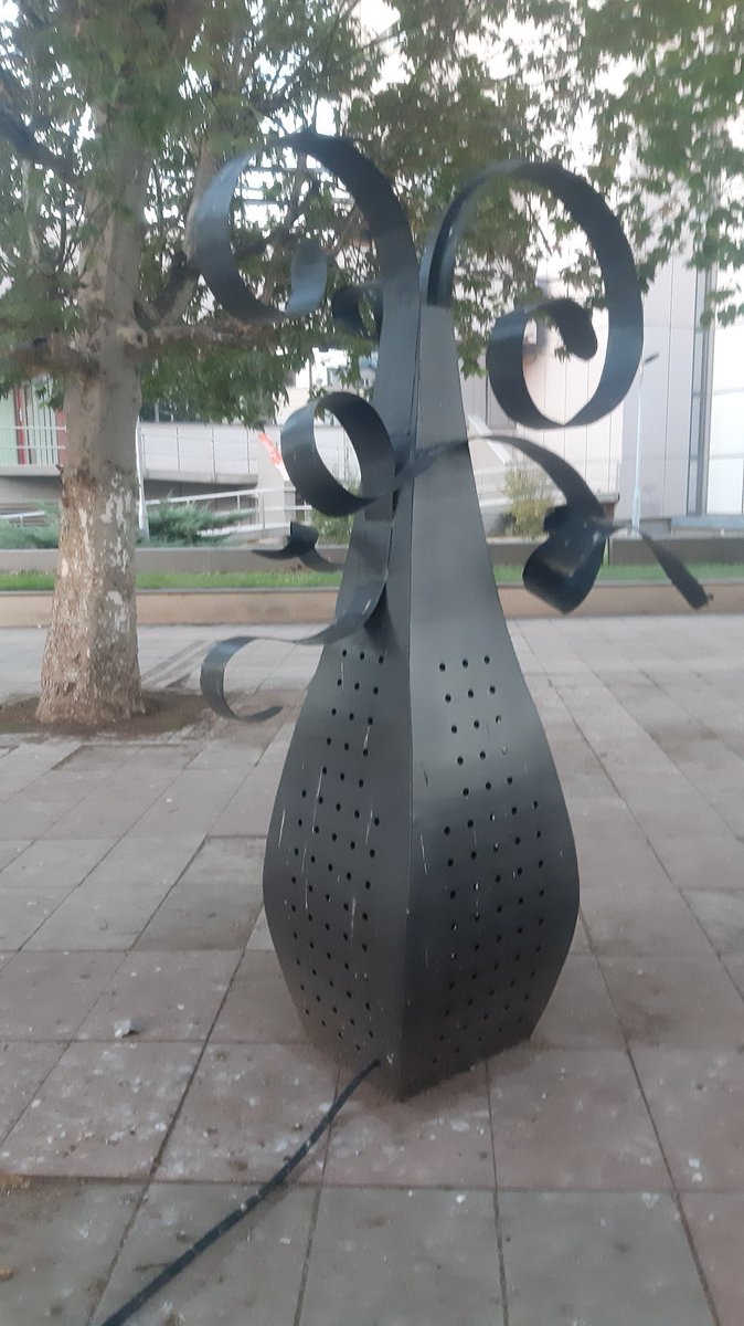 BigQ__42's tweet photo. &amp; WTF is this supposed to represent???? https://t.co/vryCrl4UI2