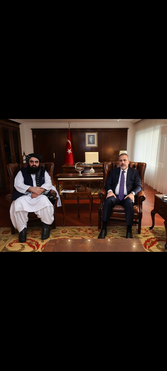 xi459santigrat's tweet photo. @pusholder habercilik yapın abi. hayal satmayın. gördüğünüz şey bir şekerlik ve arkasındaki de masa üstündeki dolma kalem seti https://t.co/jBPRYCdye7