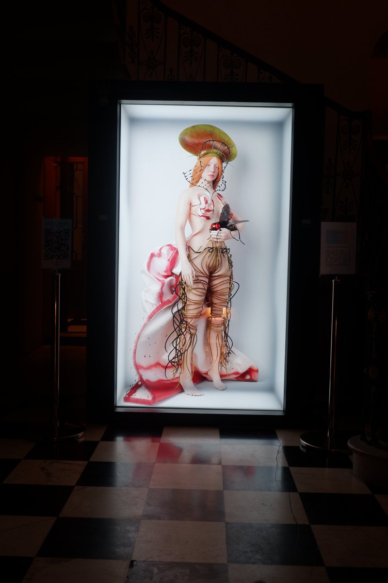 verticalcrypto's tweet photo. A week ago today we hosted our Digital Fashion Showcase of @vcaresidency with @pronounceddrop at @xnewcodes at Royal Institution in London 

The works of our residents were showcased in one of the most historic buildings in London, and showcased some of the works in holographic projections powered by @MAD__Global 
(Find some videos of the holobox projections below!)

Thanks to @MAD__Global, @Futureplus_xyz and @museframe ⚡️

cc @v_rodv, @alexakusulas