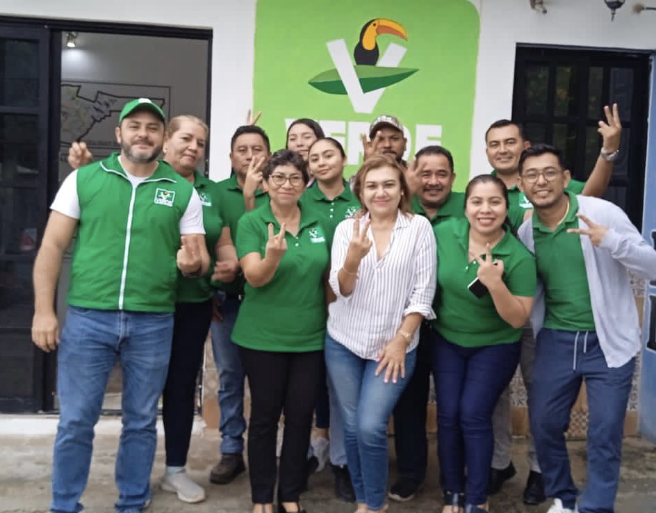 Domingo de capacitación  e intercambio de ideas con el diputado <a href="/issac_janix/">Issac Janix</a> que ayudarán a fortalecer el trabajo en equipo, gracias <a href="/OneydaIrigoyen/">OneydaCuxin Irigoyen</a>  y a todo el comité del Partido Verde Bacalar 
#SomosVerdes #zonasurverde