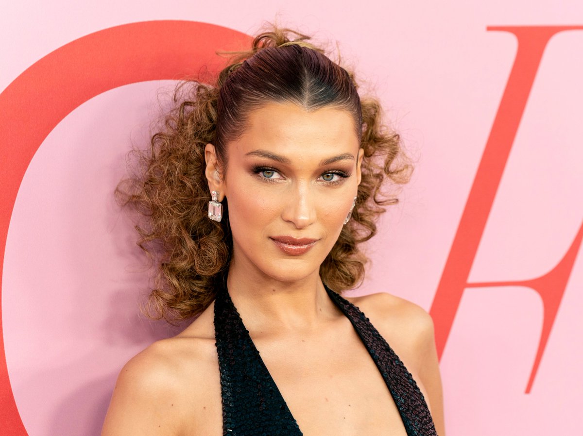 habercix_'s tweet photo. #ChristianDior, Filistin halkına destek açıklayan #BellaHadid ile anlaşmasını iptal etti.
Hadid yerine ünlü markanın İsrailli model #MayTager ile anlaştığı öğrenildi. https://t.co/lNcxEec7bW