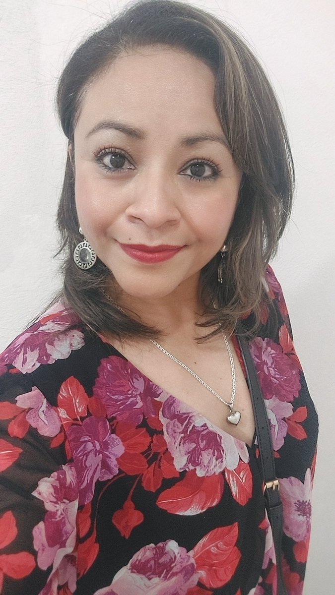Guirnalda18's tweet photo. Ella es tan especial, una loca, sí, de las que se ríen a carcajadas, de las que llevan en cabello suelto y el alma abierta, con un brillo en la mirada, que ni mil soles podrían igualar. 💎👑

#Cuidada #Creada para ser #Amada #Fuerte #Valiente #Bendecida https://t.co/Wt2b7qTAb6