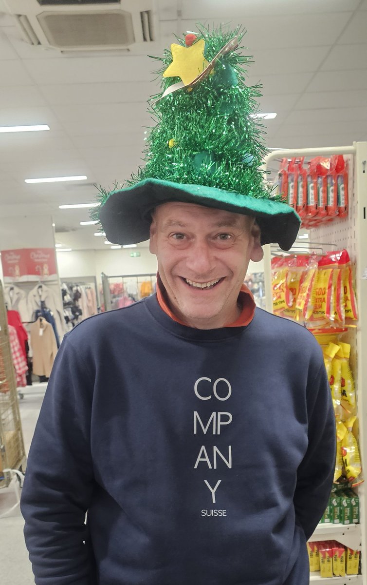 SBaxter77's tweet photo. After getting soaked for 48 hours in #France & #Belgium over the wkd followed by a 6 hour delay at #Calais there's only 1 thing to do when you get home...have the new #PhillyCheeseStack #burger at @McDonaldsUK & then buy #Christmas hats! Life is back to normal! @baxter_erynn https://t.co/xy3YUy0ACE
