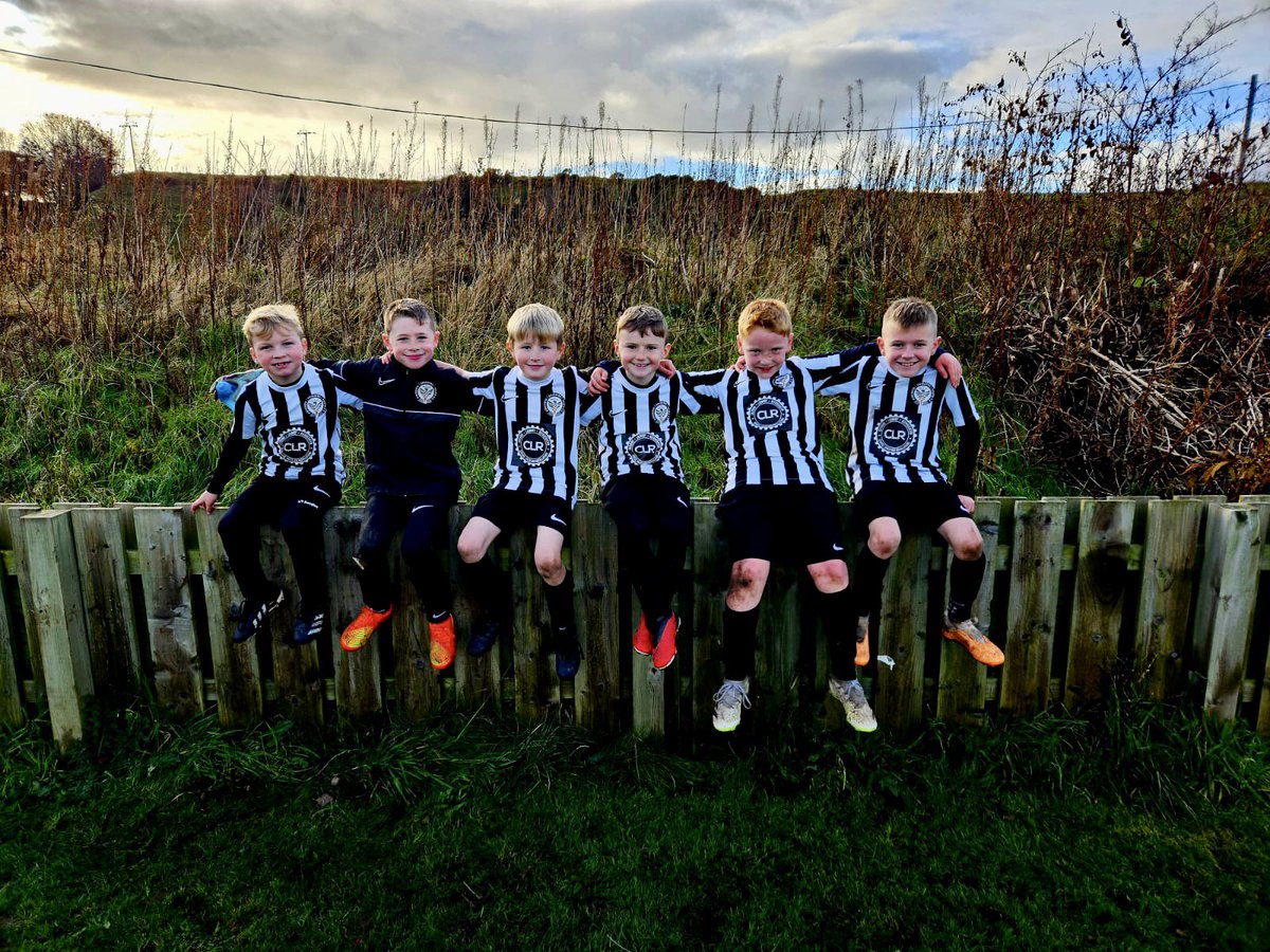 KEYfc2021's tweet photo. Our Dons were up against Inverbervie at the weekend. 

It was a great battling performance. They rolled their sleeves up and gave it their all, what a team 🖤

#kincorthemiratesyouth #halakc #keyfc #youthfootball #communityfootball #developmentfootball #adjfa #letthemplay https://t.co/1CJUI2Pjcf
