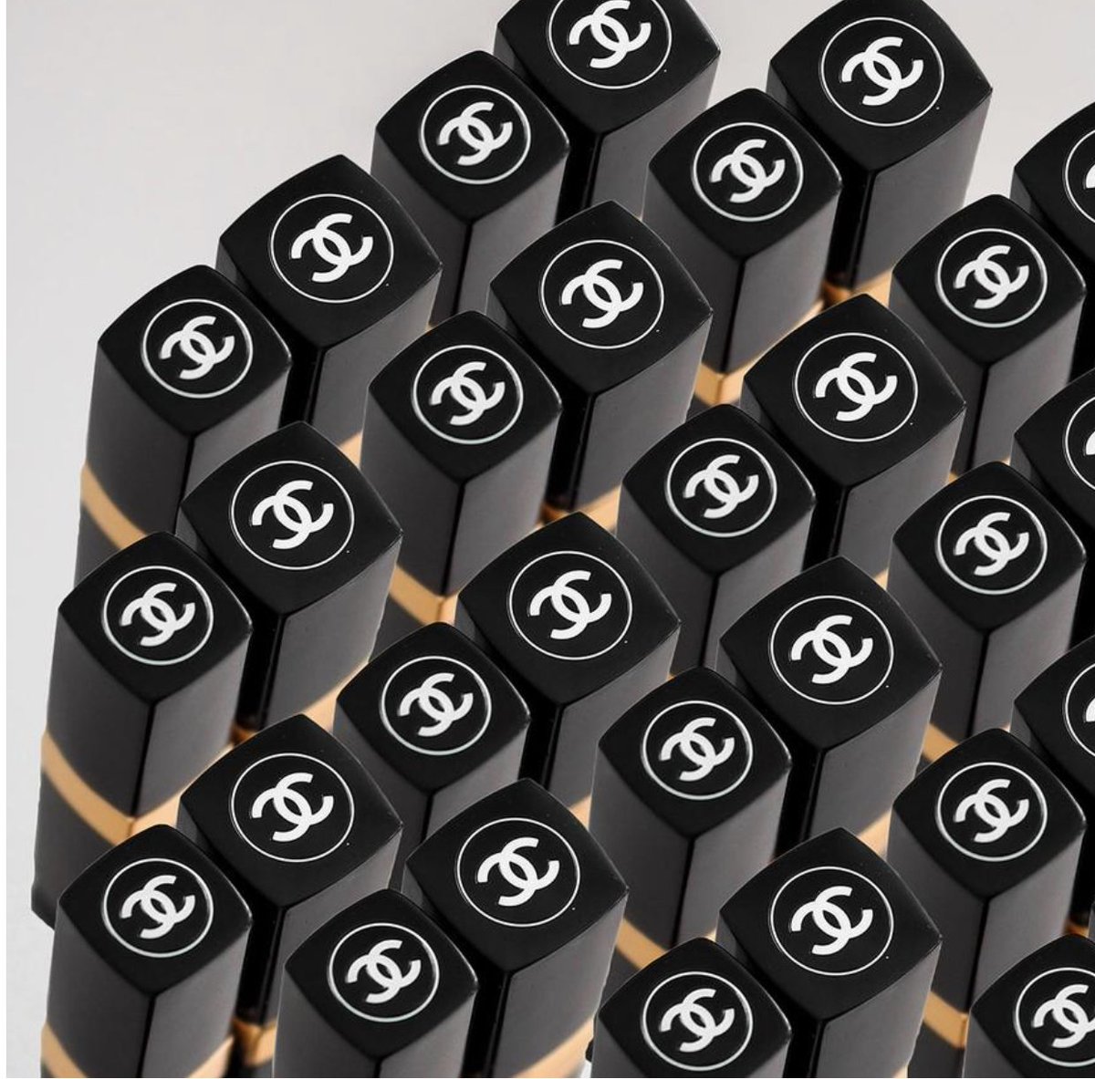 JeromeMONANGE's tweet photo. #Luxe ✨💄CHANEL Beauté se dote d'une équipe dédiée à l'idéation et aux stratégies d'influence

https://t.co/UMFVTsiBOb  by @JournalduluxeFr https://t.co/H9xVfchLug