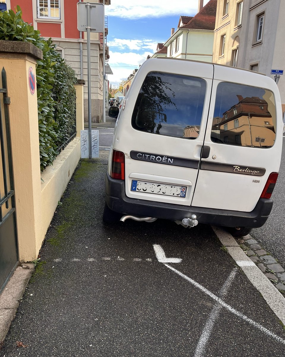 «Vous savez je ne suis qu’un automobiliste du dimanche, je n’ai pas fait les études nécessaires pour comprendre tous ces traits de peinture au sol»

📍 Rue de Dossenheim

R417-11 Stationnement très gênant, 135€

#GCUM #Cronenbourg #Strasbourg #ImpunitéAutomobile