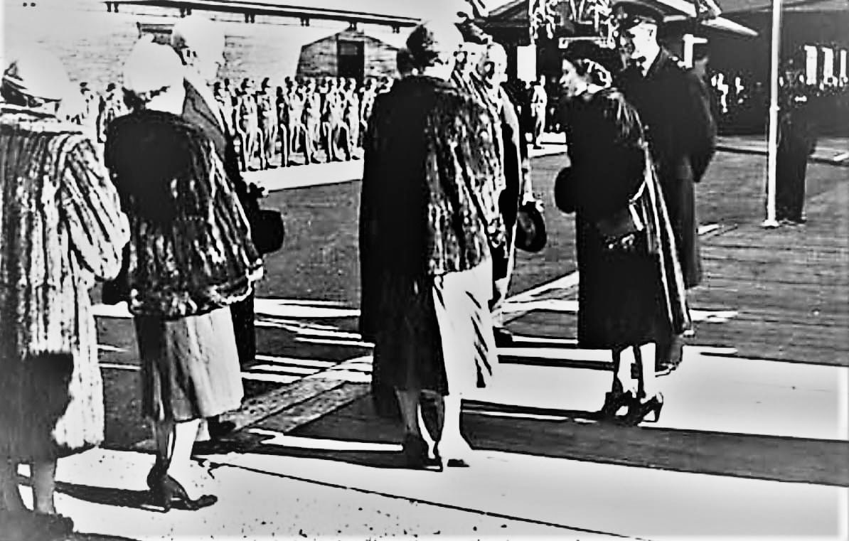 6 Nov 1951, Fredericton, NB: Princess Elizabeth (later Elizabeth II, Queen of Canada) & Philip, The Duke of Edinburgh, were welcomed by Lt Gov DL MacLaren & Mayor SH Wright. #canadiancrown #cdnpoli #cdnhist @Gov_NB @LTGOVNB