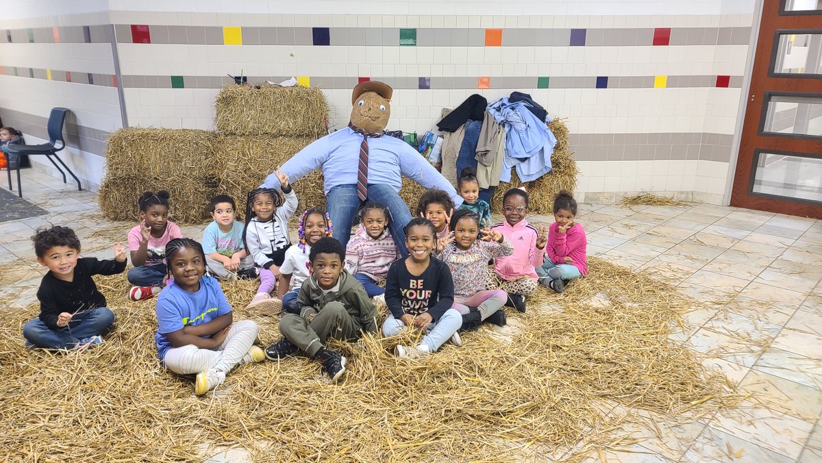 We love to see schools celebrating students' #SCSDAttendance! <a href="/DrWeeksSCSD/">Dr. Weeks Elementary</a> recently celebrated Mr. Elmer's Kindergarten class with a Stuff a Scarecrow event for having the highest attendance rate percentage per grade level. Keep it up! 💯