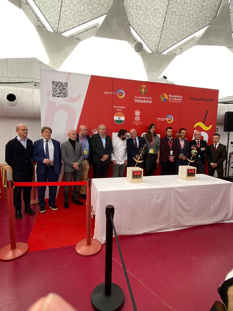 Mherrerovelasco's tweet image. Emociona ver como el concepto #pinchos y #tapas cada vez se asocia más con la marca #España. 

Enhorabuena a @CNPinchosVLL por sus 19 ediciones ensalzando este concepto y animando a la participación de decenas de cocineros a elaborar tapas.

Un orgullo para #elpaísmásricodelmundo