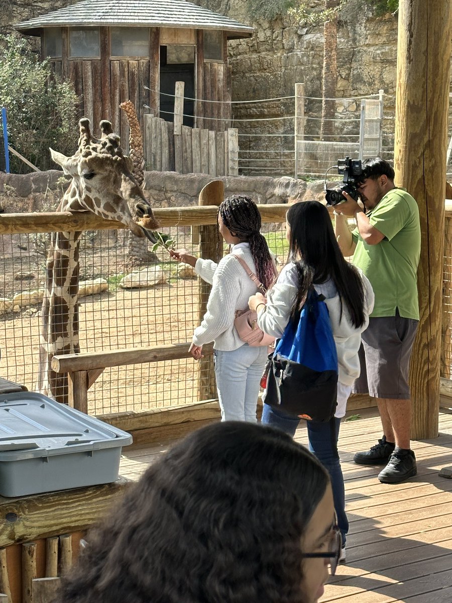 EdWhiteScience's tweet photo. 7th grade AVID @SanAntonioZoo1 @edwhiteneisd @NEISD_Science https://t.co/IPEOa0U1tT