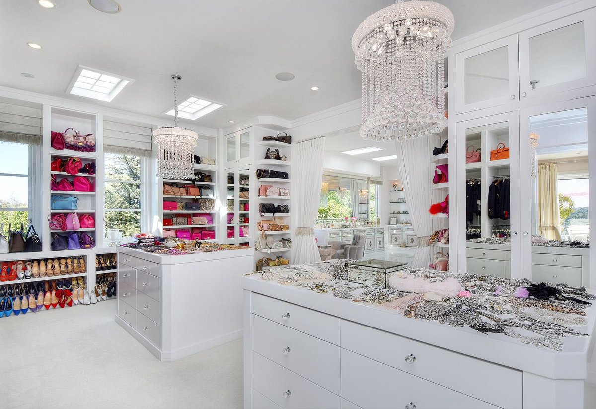 J_Bravo2023's tweet photo. We just want to see this level of wealth & opulence back on #RHOBH 💎 @BravoTV @LisaVanderpump @Andy #BringLVPBack https://t.co/mEBD0xYgpR