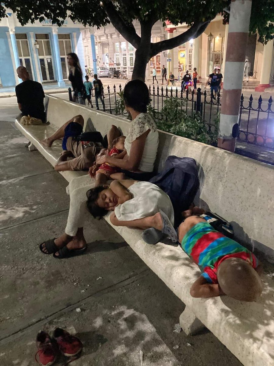 AuroraNoa1's tweet photo. @JuantonioFdez @HillelNeuer Familias con niños sin hogar durmiendo en parques esta si es la realidad de Cuba no la que dicen esos diplomáticos cómplices de la misera que vive Cuba por esa dictadura https://t.co/QWnh6LdJxa
