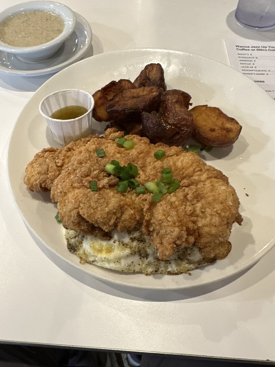 ChrisHarihar's tweet image. Why did I eat this before having to present today at #CommsWeek? Damn you, Austin, TX. I’ll be passed out by noon. 😭