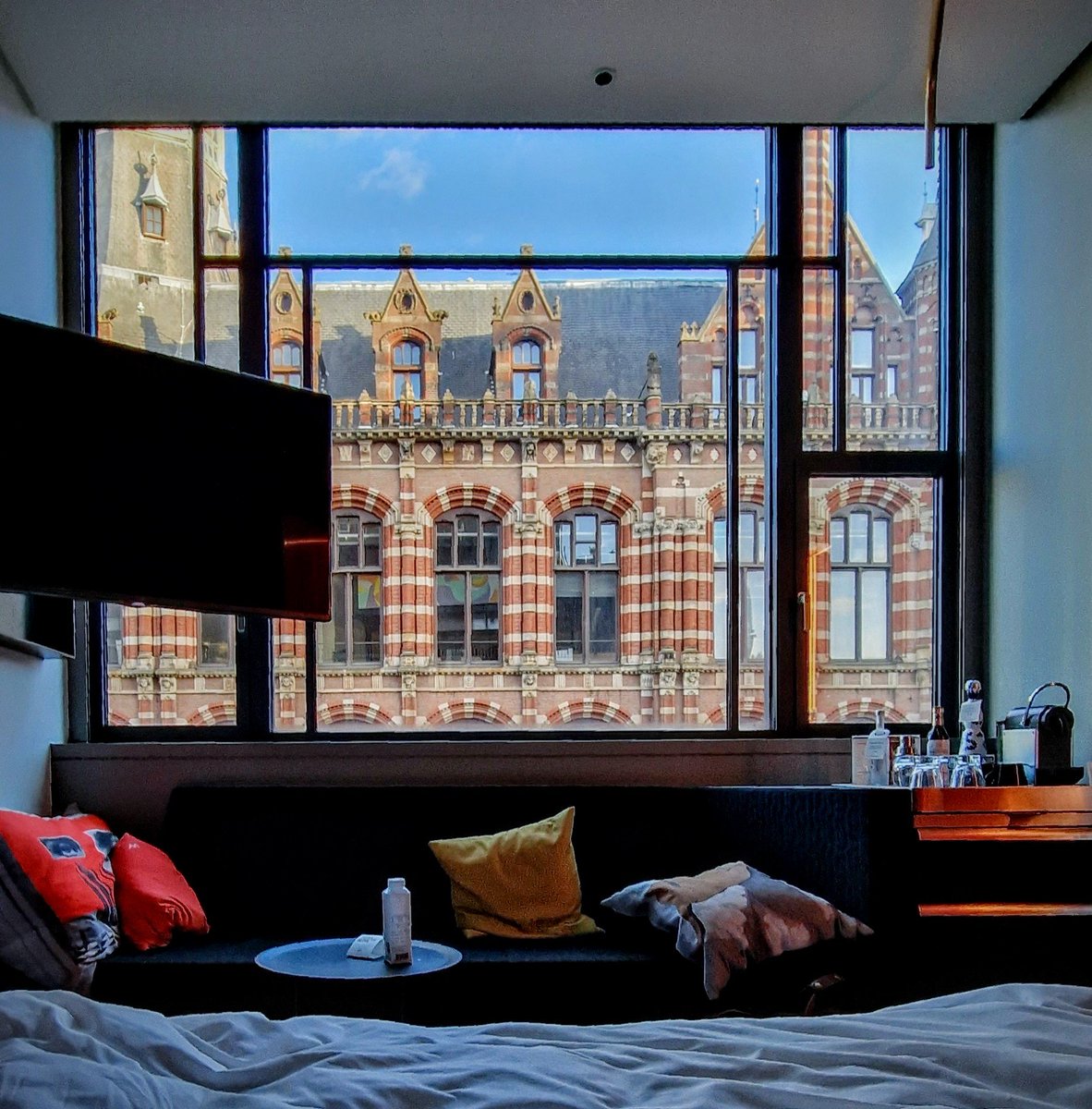 Gm 🌞

Already miss waking up in Amsterdam at the Clayno hotel (W) amazing view, amazing central location, amazing ppl.