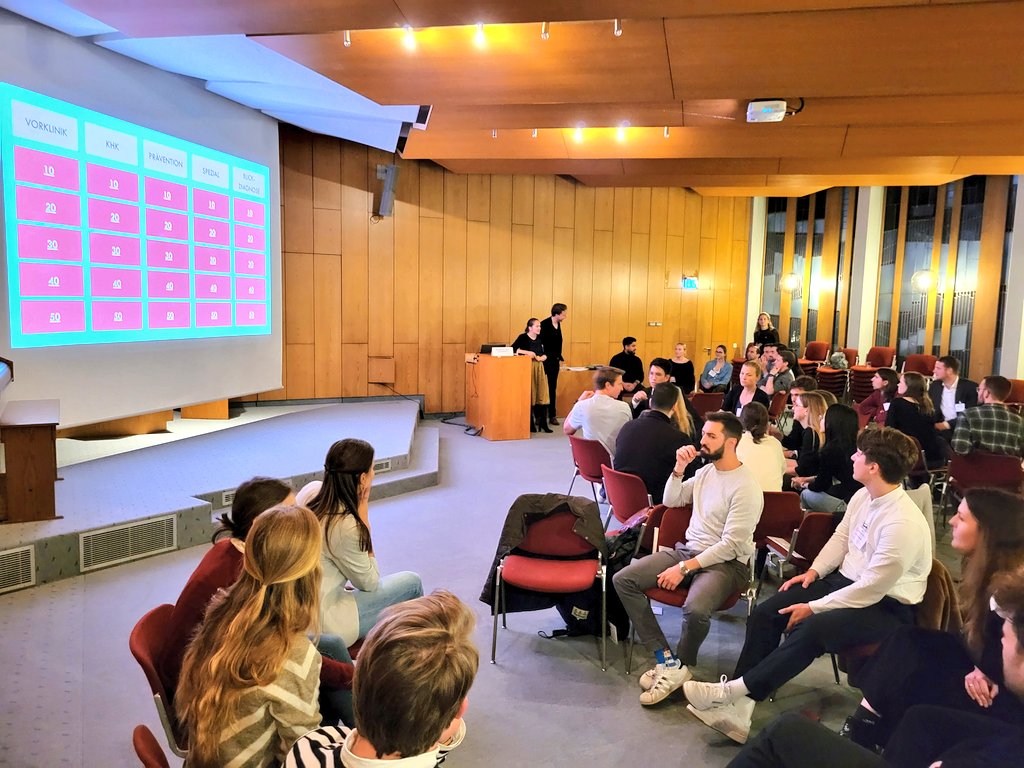 Zum Abschluss des ersten Tages der #AutumnSchool: das legendäre #YoungDGKQuiz von <a href="/DocDerda/">Anselm Derda</a> und <a href="/AnnaHohneck/">Anna Hohneck</a>