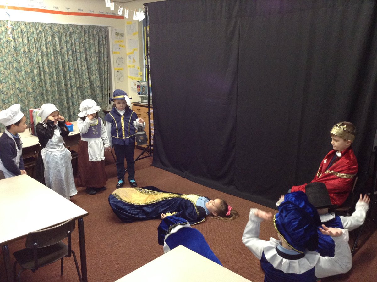 NormantonCommon's tweet photo. This morning KS1 have been inspired by our visitor (Guy Fawkes) to re-enact scenes from The Gun Powder Plot. They had lots of fun as actors, dressing up and getting into role🎭
#NCPAHistorians #ActiveLearners #ActiveCommunicators https://t.co/iMRIwbXwMl