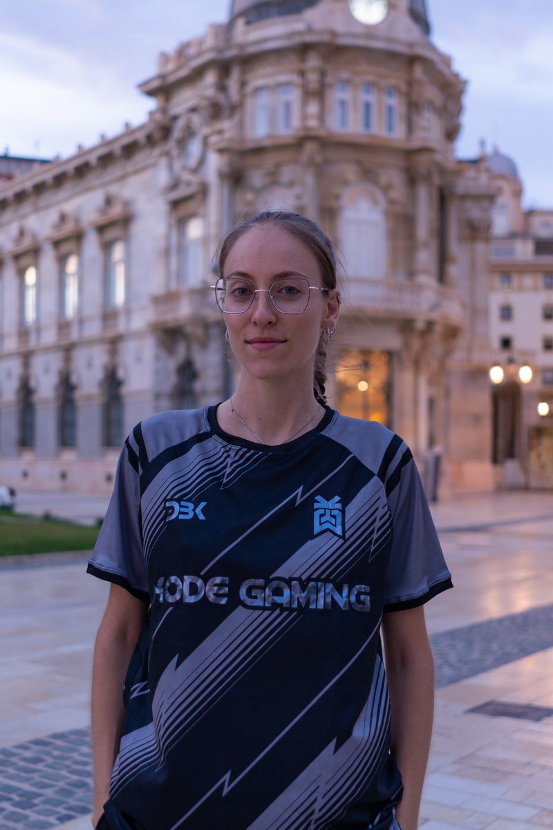 KodeGamingES's tweet photo. 🚨 𝗡𝗨𝗘𝗩𝗔 𝗖𝗔𝗠𝗜𝗦𝗘𝗧𝗔 🚨

🔊 En 𝙆𝙊𝘿𝙀 nos renovamos la piel y lo hacemos con estilo.

Nuestros modelos @MartitaSparrow &amp; @Zoren7 muestran elegantes nuestro nuevo look 😍

¿Qué os parece la nueva camiseta, os quedaría igual de bien? 🤔😎

#SomosKODE 
#SomosALICANTE https://t.co/4VzfyIYNRf