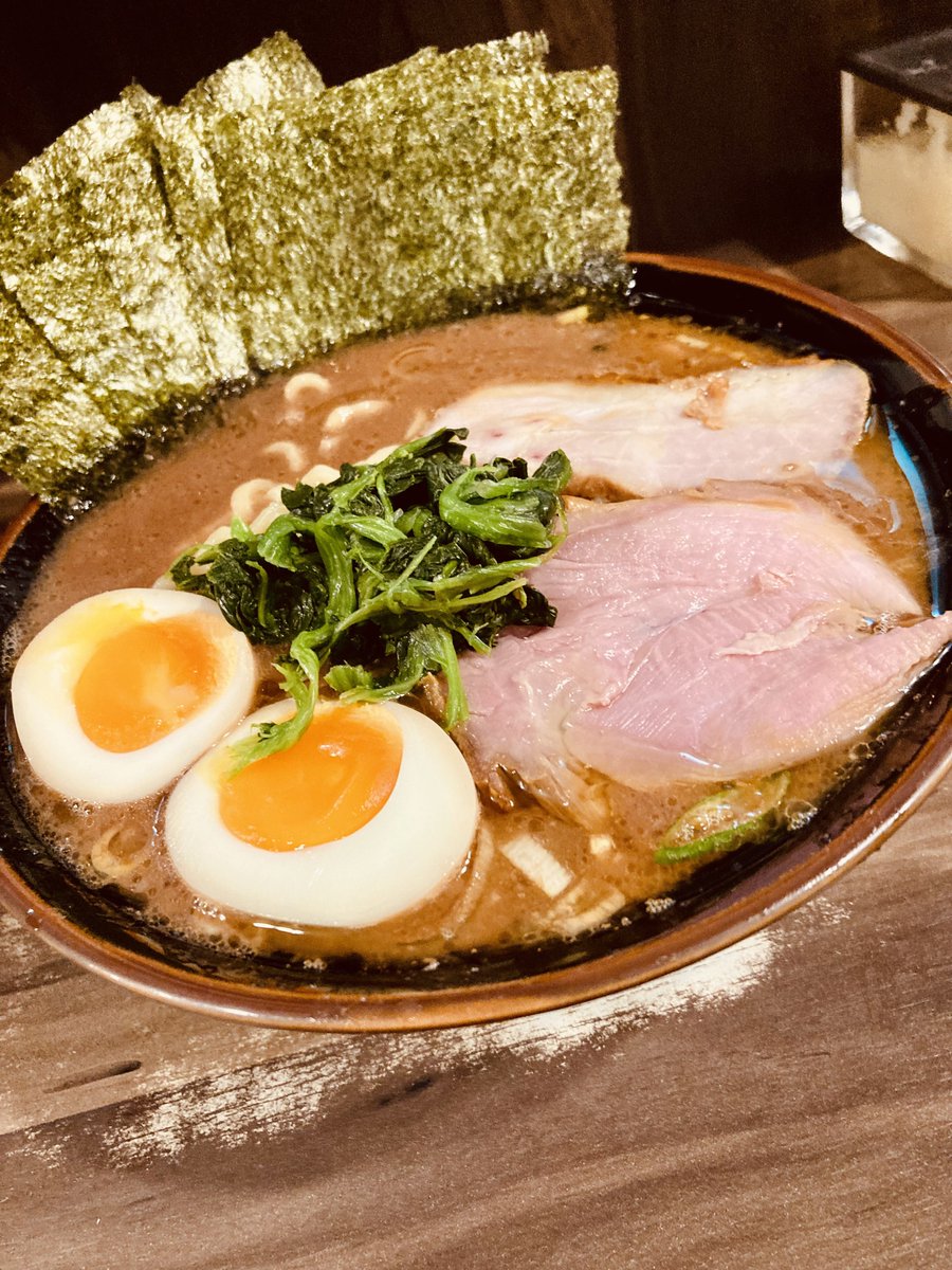 帰ってきたついでに有麺団でこーりーとおべいが行ってたわいずさんで食べてきた🍜
チャーシューが食べた事ないかんじで美味しかったの
ニンニク入れるとやはり良い 